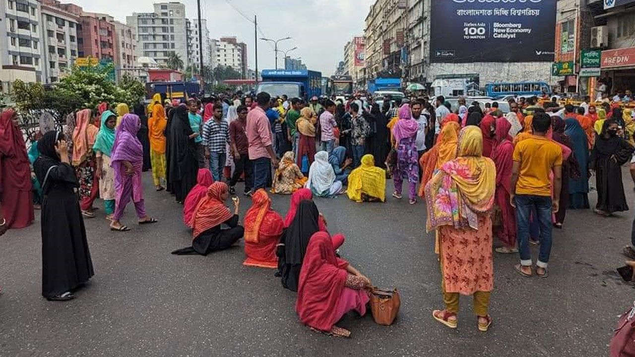 পুলিশের মধ্যস্থতায় বনানীর সড়ক ছাড়লেন শ্রমিকরা