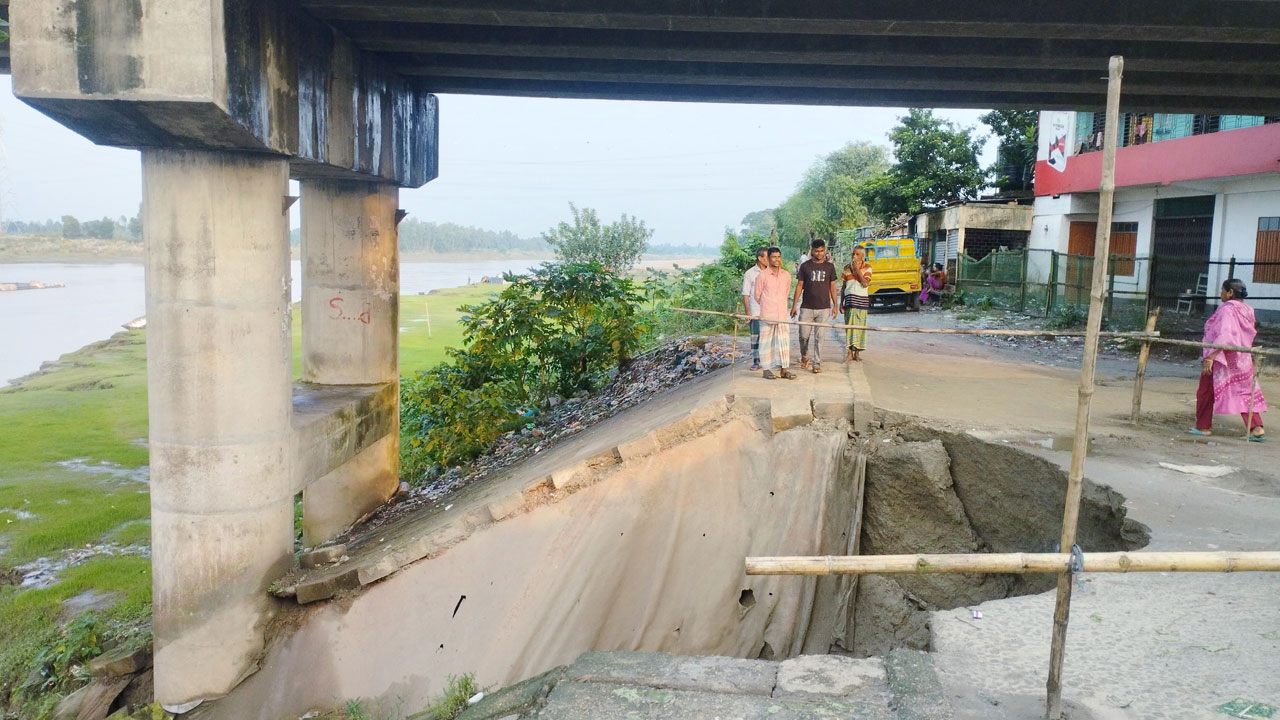 জামালপুর শহর রক্ষা বাঁধে ভাঙন: ঝুঁকিতে সেতু-মহাসড়ক