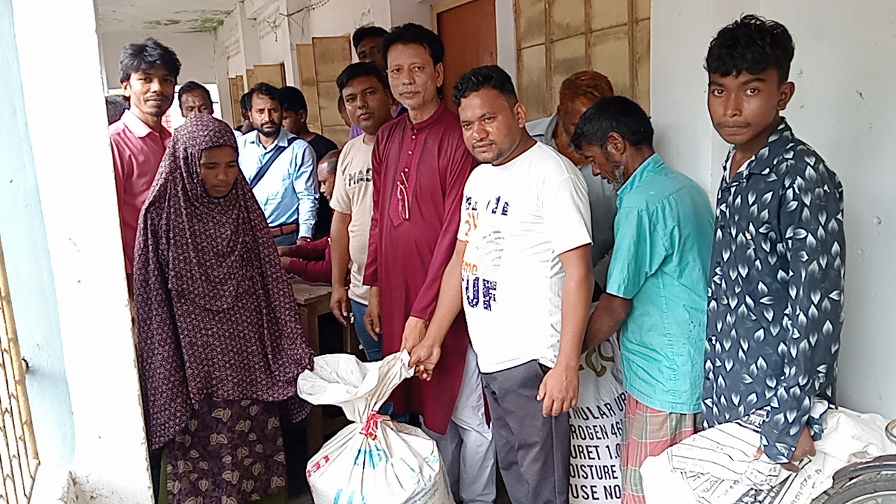 ইসলামপুর পলবান্ধা ইউনিয়নের বিনামূল্যে ভিজিএফ চাল সুষ্ঠুভাবে বিতরণ