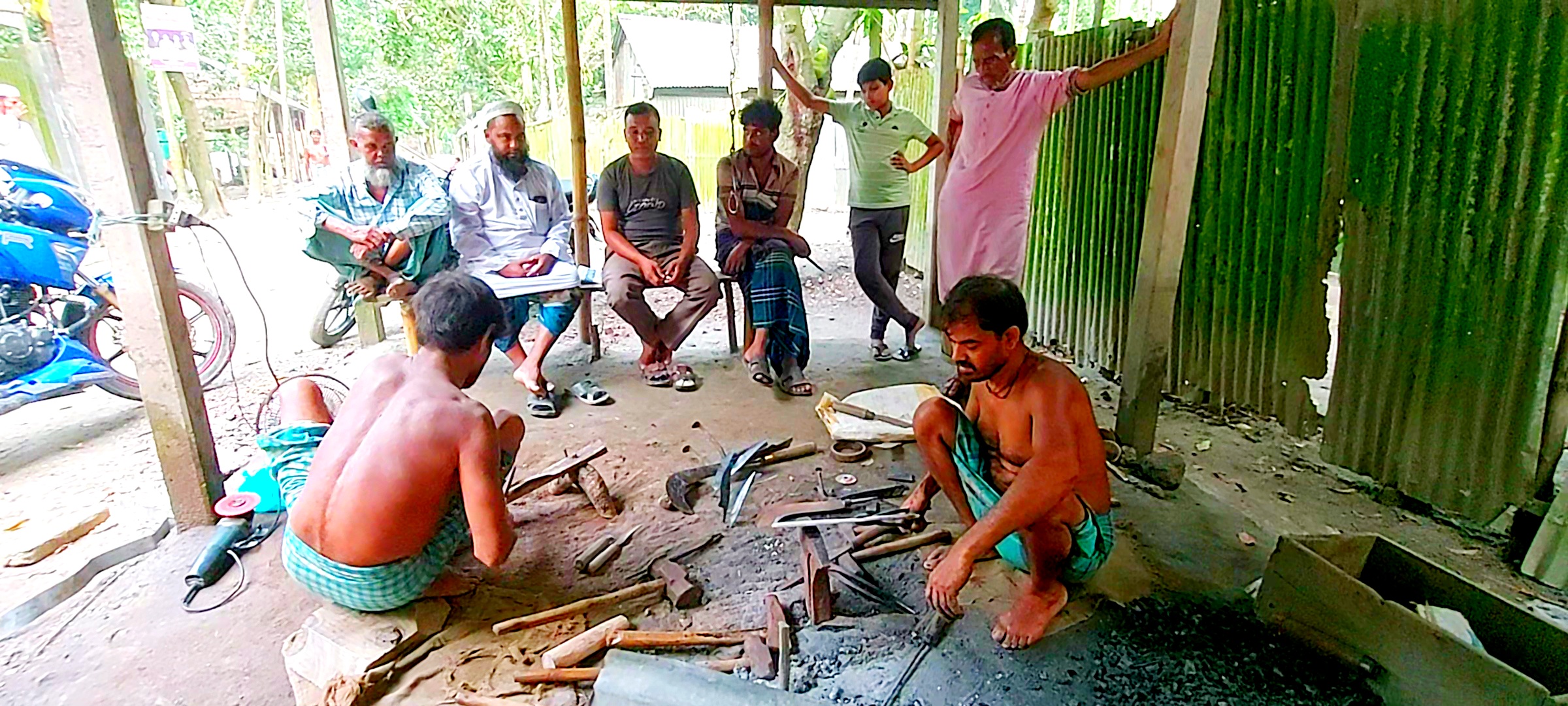 ইসলামপুরে টুংটাং শব্দে মূখরিত কামারপল্লী