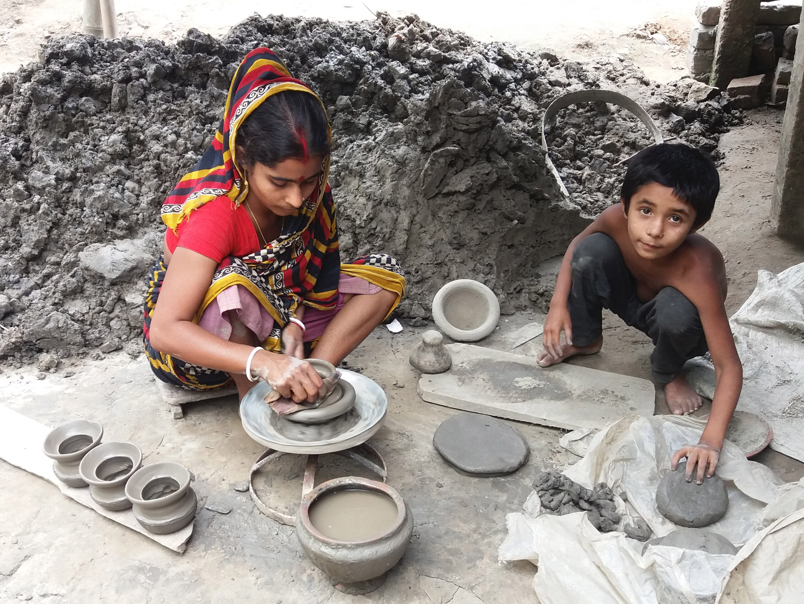 অর্থের অভাবে দিন দিন হারিয়ে যাচ্ছে মাদারগঞ্জের মৃতশিল্পঅনাহারে কাটছে তাদের দিন কেউ তাদের সাম্যান্য সহযোগিতা করছে না – দৈনিক আজকের জামালপুর অর্থের অভাবে দিন দিন হারিয়ে যাচ্ছে মাদারগঞ্জের মৃতশিল্পঅনাহারে কাটছে তাদের দিন কেউ তাদের সাম্যান্য সহযোগিতা করছে না – দৈনিক আজকের জামালপুর