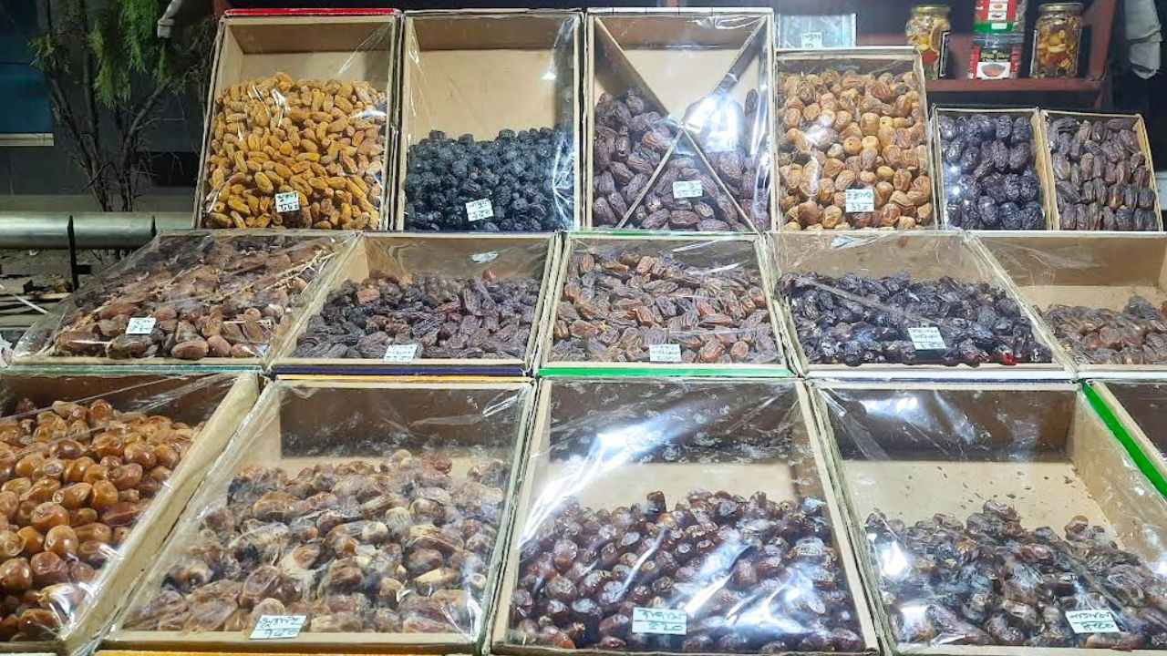 রোজার প্রথম দিনে খেজুরের দাম কেজিতে ৫০ টাকা বেড়েছে