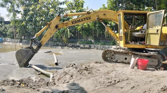 মাদারগঞ্জে ঝাড়কাটা নদীতে আনসার কমান্ডার পরিচয়ে অবৈধভাবে মাটি উত্তোলন