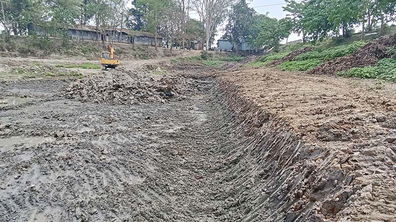 মেলান্দহে আশ্রয়ণকেন্দ্রের মাটি বিক্রি করে খাচ্ছে আশ্রিতরা