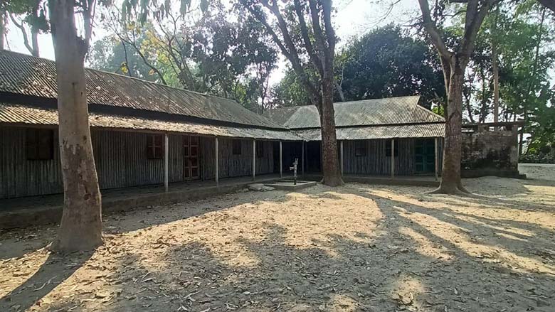 জাল সার্টিফিকেট দিয়ে শিক্ষক পরিচালনা করছেন উৎমারচরের উচ্চ বিদ্যালয়ের প্রধান শিক্ষক মোহাম্মদ হানিফ উদ্দিন