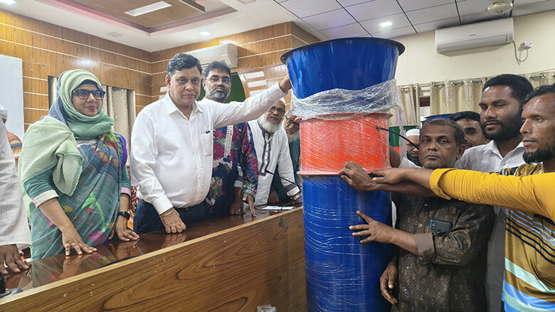 জামালপুর সদরে ক্ষুদ্র ও প্রান্তিক কৃষকদের মাঝে বিনামূল্যে বীজ সার ও এয়ার ফ্লো মেশিন বিতরণ – দৈনিক আজকের জামালপুর