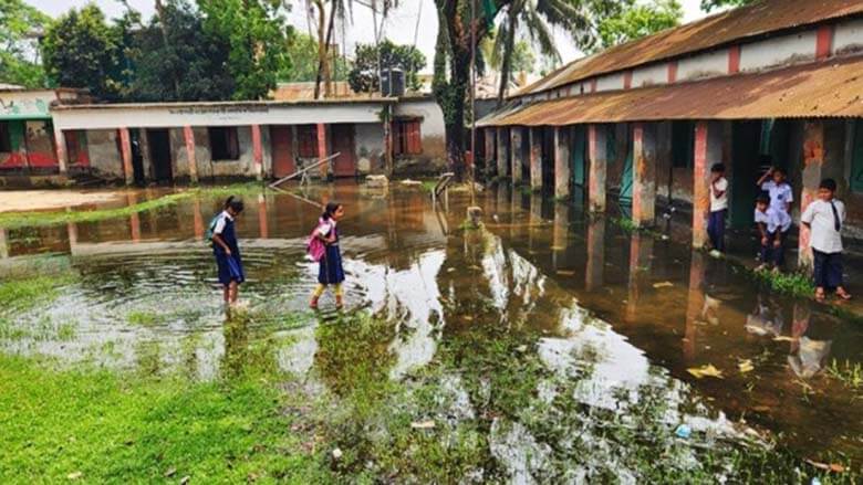 সামান্য বৃষ্টিতেই ঝিনাইগাতী বিদ্যালয়ে মাঠে পানি