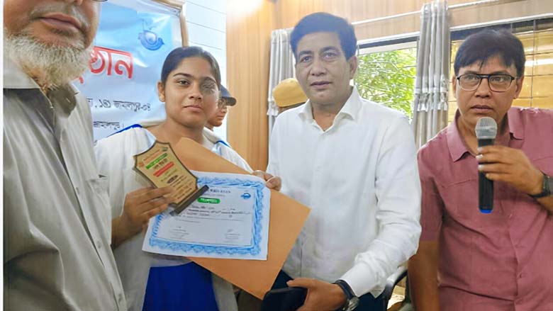 সরিষাবাড়ীতে উপজেলা পর্যায়ে দেয়াল পত্রিকায় শ্রেষ্ঠ বিজয়ী হলেন জিনাত কবীর জারা – দৈনিক আজকের জামালপুর
