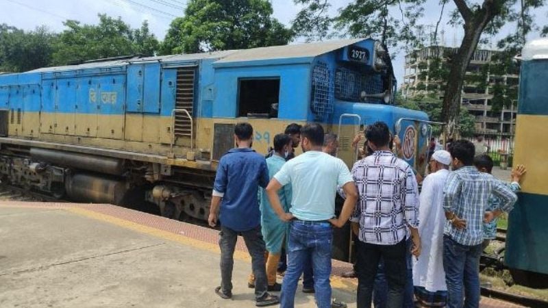 ইঞ্জিনে আগুন লেগে সাড়ে তিন ঘণ্টা আটকা মেঘনা এক্সপ্রেস
