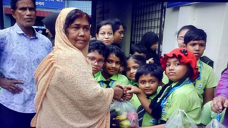 জামালপুরে অসহায় মানুষদের মাঝে ক্ষুদে শিক্ষার্থীদের মৌসুমী ফল বিতরণ – দৈনিক আজকের জামালপুর
