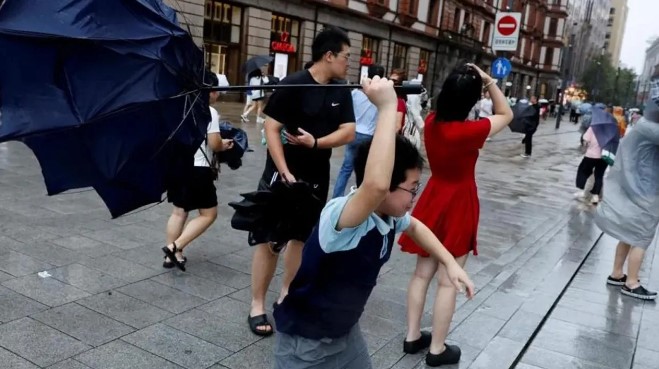 চীনে ভয়াবহ ঘূর্ণিঝড় ডলফিনের আঘাতে ঘরছাড়া ১০ লাখ মানুষ