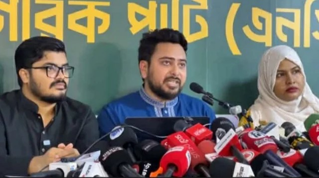 সরকার পুরনো স্বৈরাচারী কায়দায়ই ফিরে যাচ্ছে: নাহিদ