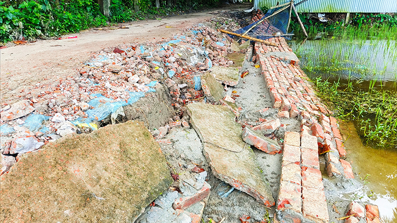 সরিষাবাড়ীতে নির্মাণের ২ মাসের মাথায় ধসে পড়ল গাইড ওয়াল!