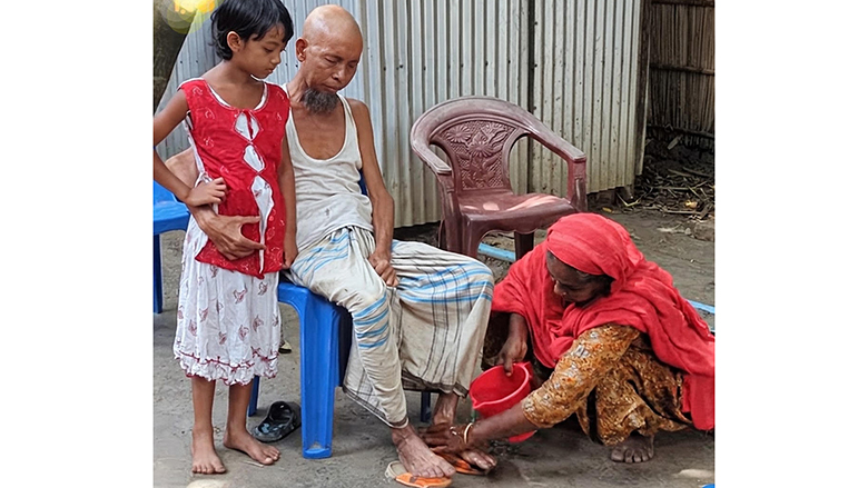 বাবা কবে সুস্থ হবে? ক্যানসারে আক্রান্ত বাবার পাশে ছোট্ট মেয়ের নীরব অপেক্ষা